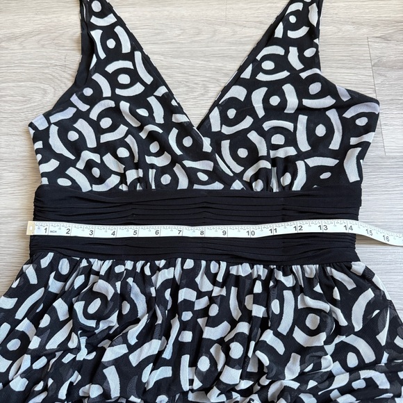 Black White Geometric Print Fit & Flare Dress Size 10 - Picture 8 of 10